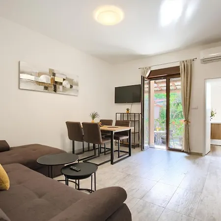 Amphitheater 3+2 Modern With Terrace, Wifi, Netflix *