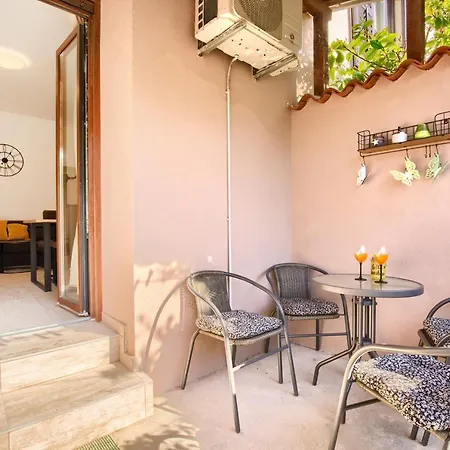 Amphitheater 3+2 Modern With Terrace, Wifi, Netflix * Pola