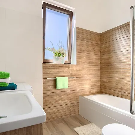 Amphitheater 3+2 Modern With Terrace, Wifi, Netflix شقة *