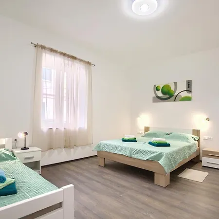 Amphitheater 3+2 Modern With Terrace, Wifi, Netflix * Pula