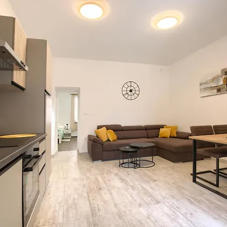 Amphitheater 3+2 Modern With Terrace, Wifi, Netflix * Pula