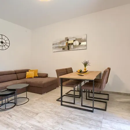 Amphitheater 3+2 Modern With Terrace, Wifi, Netflix * Pula