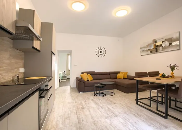 Amphitheater 3+2 Modern With Terrace, Wifi, Netflix * プーラ