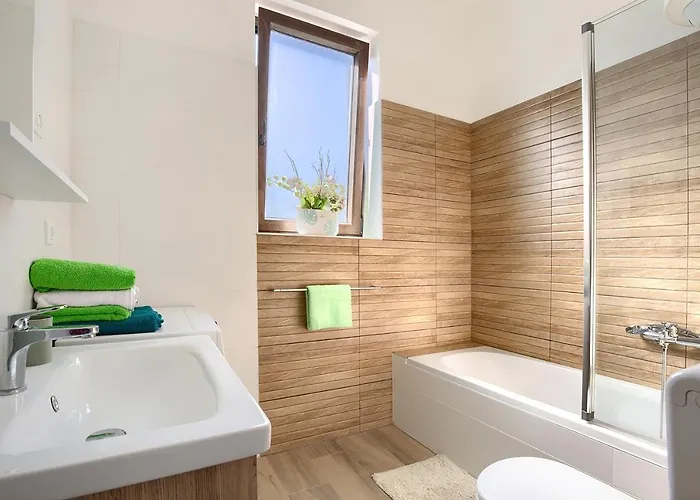 Amphitheater 3+2 Modern With Terrace, Wifi, Netflix アパート *